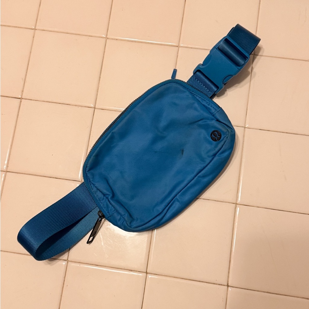lululemon Everywhere Belt Bag 1L in Wild Bluebell